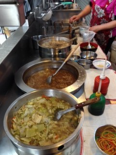 Teemensch beim Nudel-Stand in Nantou