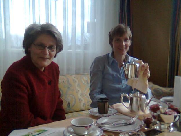 Teetheater und ein Tee aus einer Silberkanne!